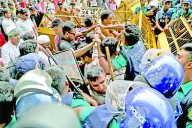 দাবি আদায়ে শাহবাগে প্রতিবন্ধী গ্র্যাজুয়েটরা