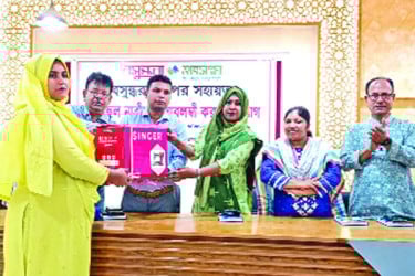 চুয়াডাঙ্গায় বসুন্ধরা শুভসংঘের উদ্যোগে ৪০ অসচ্ছল নারীকে সেলাই মেশিন
