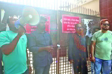 তোলপাড় কুষ্টিয়ায়, সিভিল সার্জন কার্যালয়ে তালা