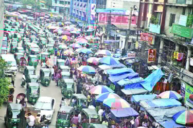 রাস্তা দখল করে বসেছে দোকানপাট