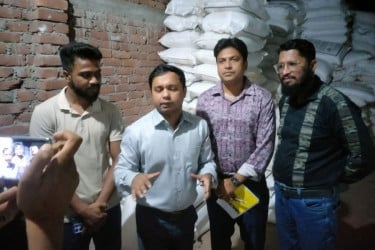 পাটগ্রামে অবৈধভাবে সার মজুত ও বেশি দামে বিক্রি, জব্দ-জরিমানা