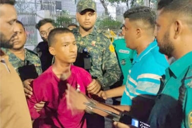 নির্বাচন কমিশনের সামনে ‘ককটেল বিস্ফোরণ’, যুবক আটক