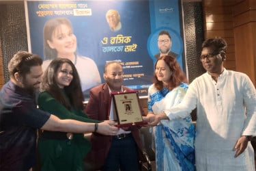 মোহাম্মদ হাশেমের গানে পুতুলের অ্যালবাম উদ্বোধন