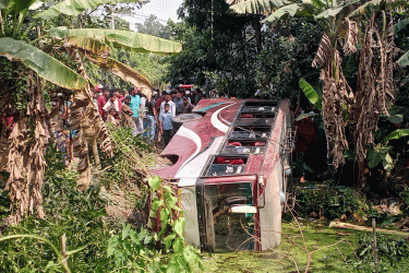 মাদারীপুরে নিয়ন্ত্রণ হারিয়ে বাস খাদে, পথচারী নারী নিহত