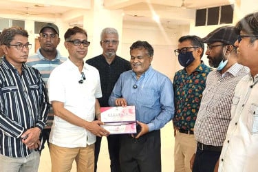 নারায়ণগঞ্জে খানপুর হাসপাতালে বিএনপি নেতার ডেঙ্গু কিট প্রদান