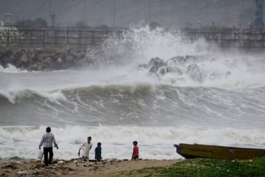 মঙ্গলবার ভারতে আঘাত হানতে পারে শক্তিশালী ঘূর্ণিঝড় ‘মন্থা’