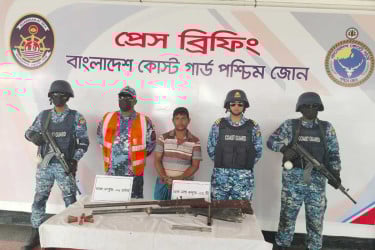 সুন্দরবনে আগ্নেয়াস্ত্রসহ বনদস্যু বাহিনীর প্রধান আটক