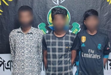 সিদ্ধিরগঞ্জে অস্ত্রসহ তিন ছিনতাইকারী গ্রেফতার