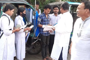 বাগেরহাটে বিএনপির ৩১ দফা বাস্তবায়নে লিফলেট বিতরণ