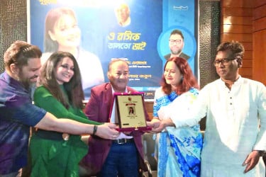 হাশেমের গানে পুতুলের অ্যালবাম