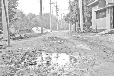 বেহাল সড়কে কষ্টে চলাচল