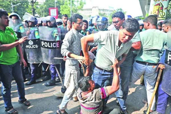 প্রতিবন্ধী গ্র্যাজুয়েটদের পদযাত্রায় বাধা দেয় পুলিশ