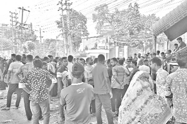 বেতন-ভাতা দাবিতে শ্রমিক বিক্ষোভ সড়ক অবরোধ