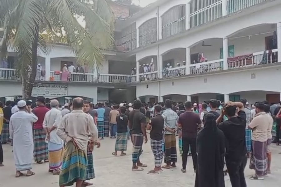 নোয়াখালীতে মাদারাসায় ঘুমের মধ্যে ছাত্রকে গলা কেটে হত্যা, আটক ১