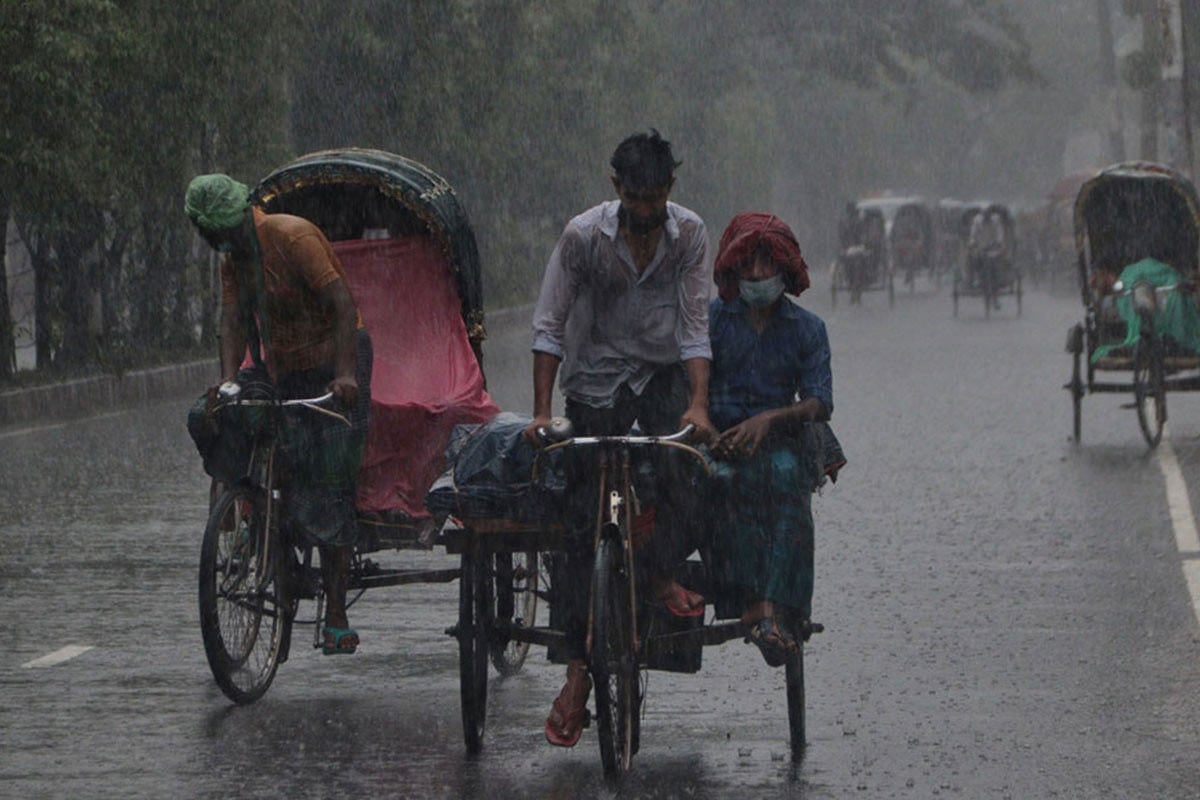 তিন বিভাগে বজ্রসহ বৃষ্টির আভাস, সামান্য কমবে তাপমাত্রা