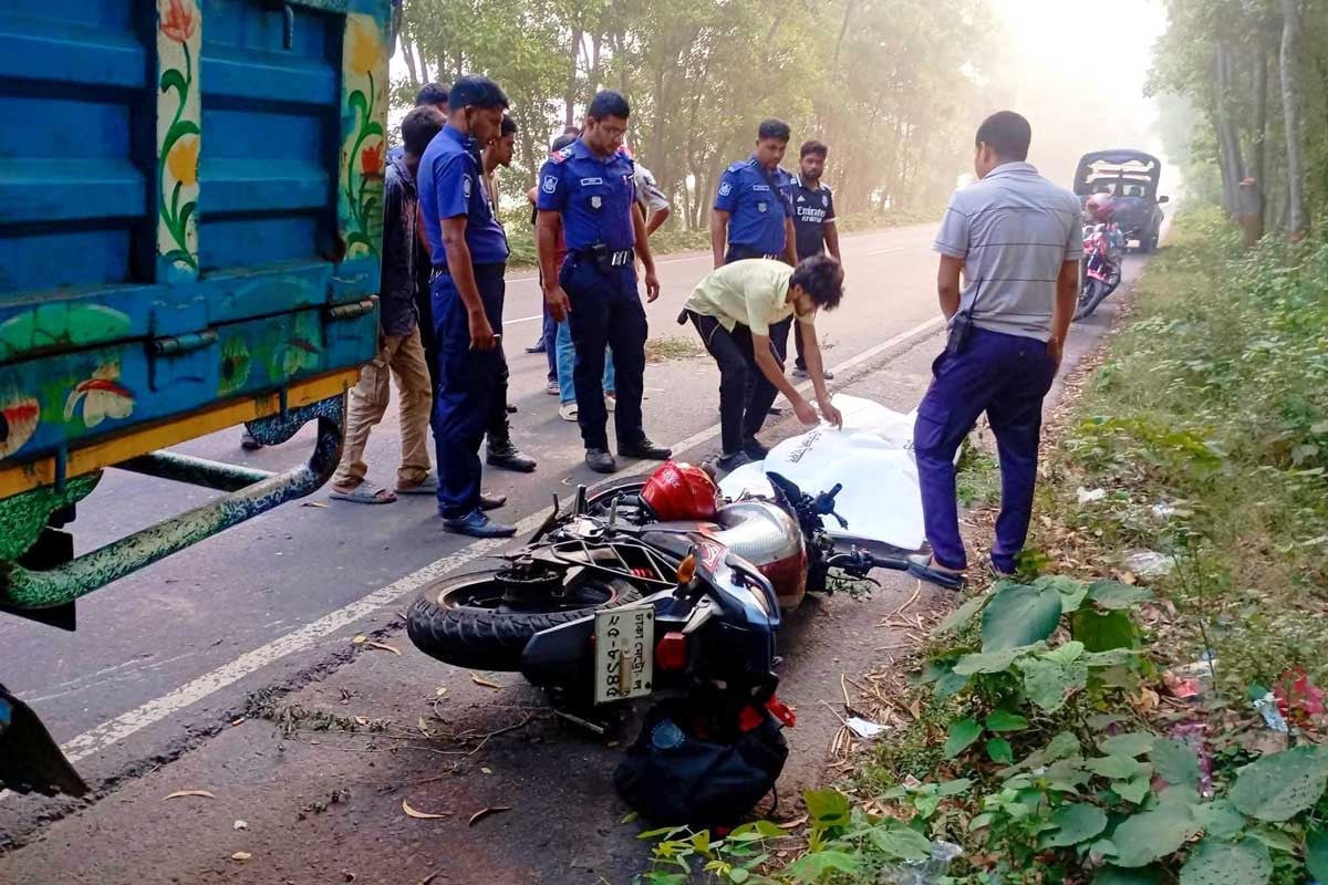 দাঁড়িয়ে থাকা ট্রাকের পেছনে মোটরসাইকেলের ধাক্কা, ব্যাংক কর্মকর্তা নিহত