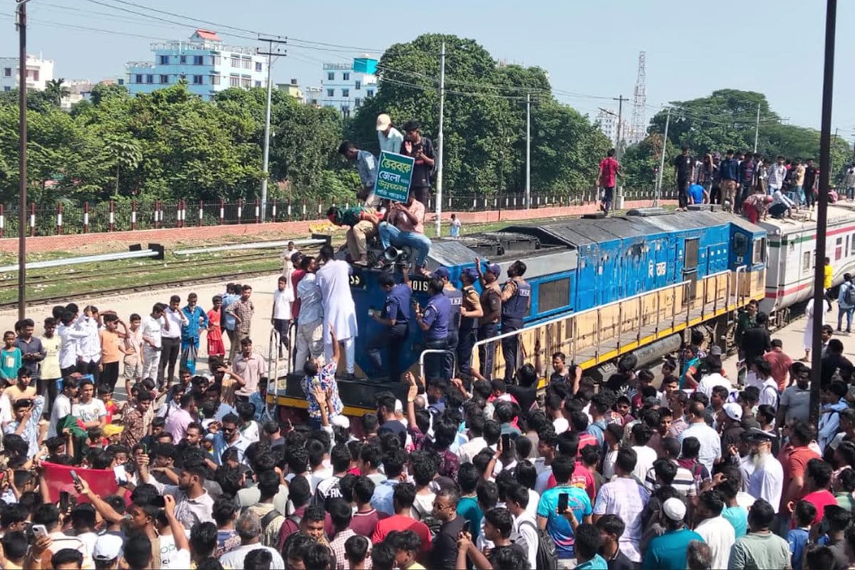 ভৈরবকে জেলা ঘোষণার দাবিতে রেলপথ অবরোধ, ট্রেনে পাথর নিক্ষেপ