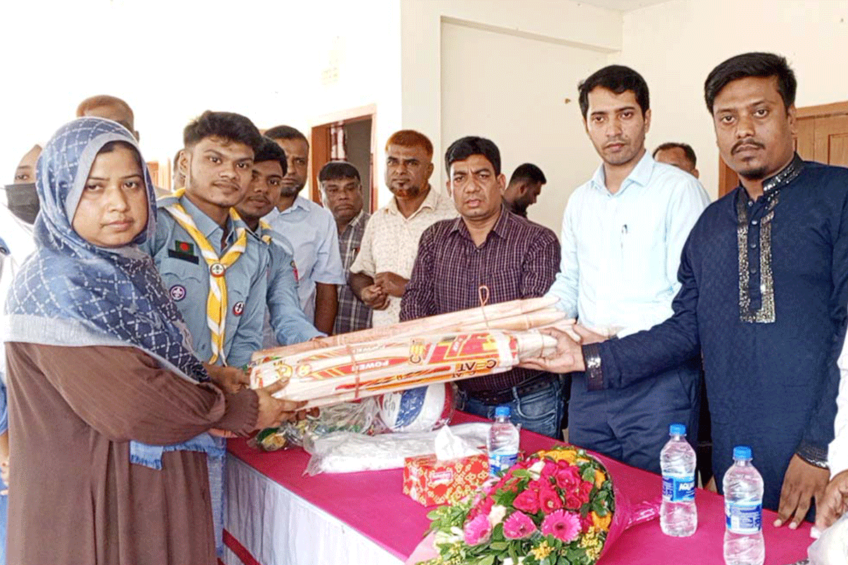 বগুড়ায় শিক্ষাপ্রতিষ্ঠানে ক্রীড়া সামগ্রী বিতরণ