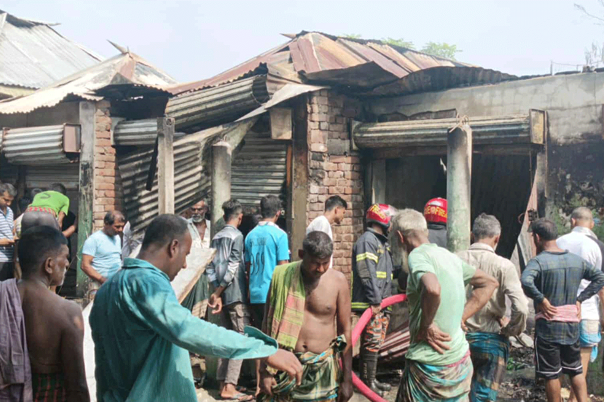কুষ্টিয়ায় আগুনে পুড়লো ১৩ দোকান