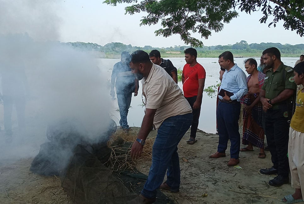 বাগেরহাটে অবৈধ জাল পুড়িয়ে ধ্বংস