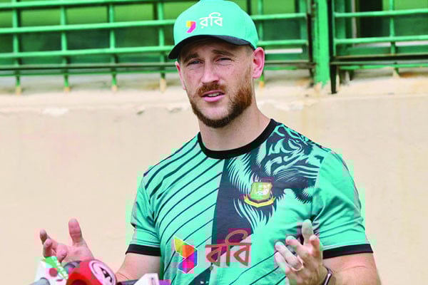 চাকরি ছাড়লেন ট্রেনার নাথান কেলি