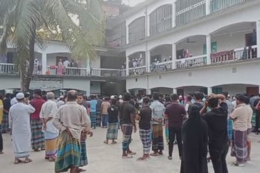 নোয়াখালীতে মাদারাসায় ঘুমের মধ্যে ছাত্রকে গলা কেটে হত্যা, আটক ১