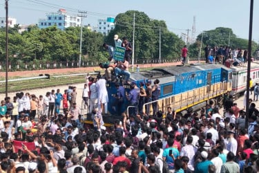 ভৈরবকে জেলা ঘোষণার দাবিতে রেলপথ অবরোধ, ট্রেনে পাথর নিক্ষেপ