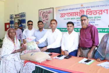 বরিশালে ত্রাণ বিতরণ