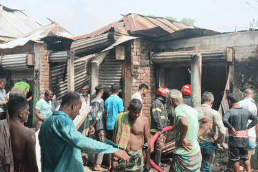কুষ্টিয়ায় আগুনে পুড়লো ১৩ দোকান