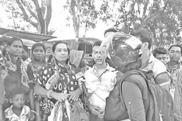 গৃহবধূকে তুলে নেওয়ার বিচার দাবিতে থানায় গ্রামবাসী