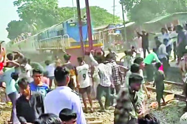 রেলপথ অবরোধ, গণহারে ট্রেনে পাথর নিক্ষেপ
