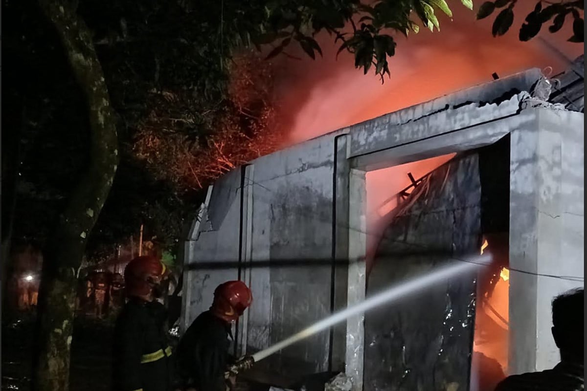 শ্রীপুরে ঝুট গুদামে আগুন