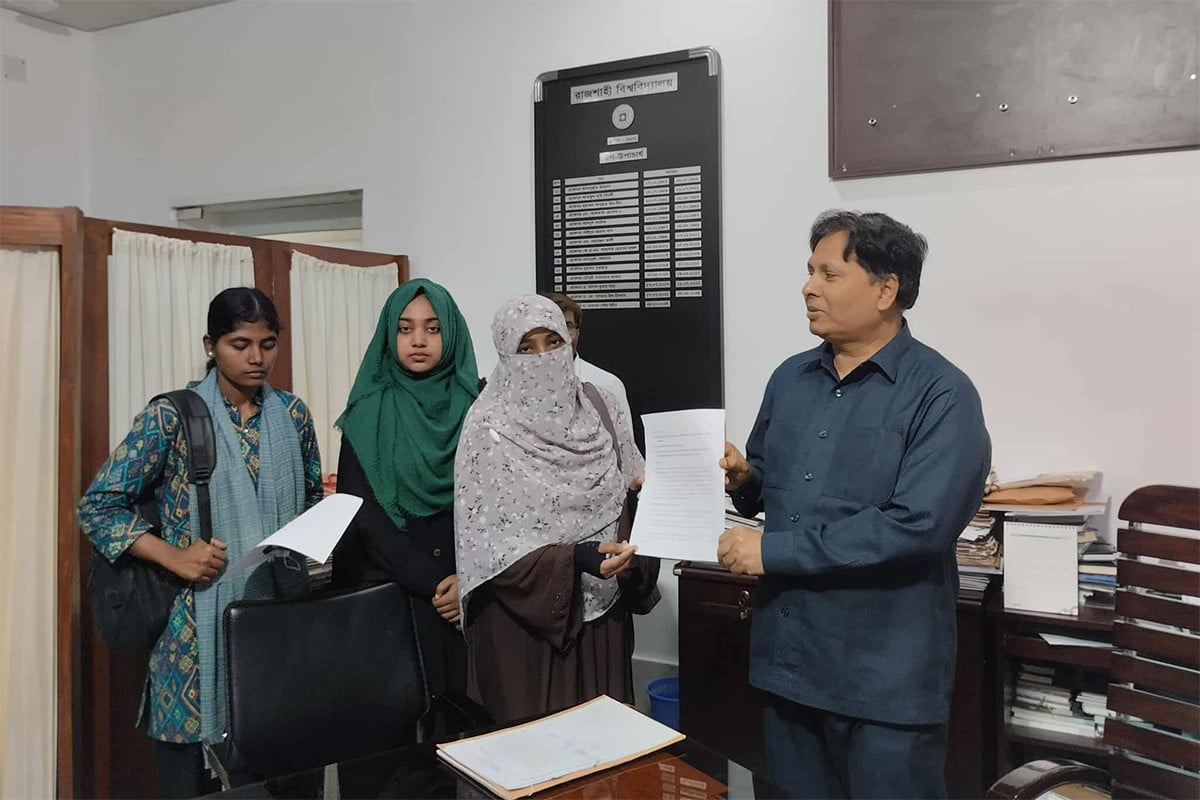 বোরকা নিয়ে রাবি শিক্ষকের বিতর্কিত মন্তব্য, শাস্তির দাবি জানাল রাকসু