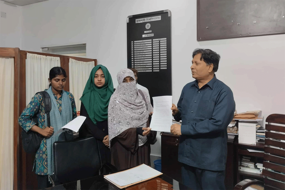 রাবি শিক্ষকের বিতর্কিত মন্তব্য, শাস্তির দাবি জানাল রাকসু
