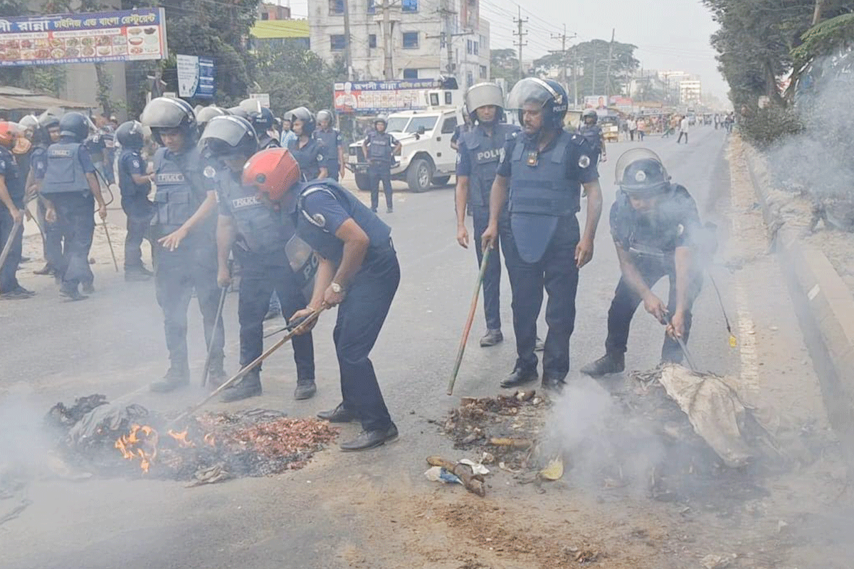 শ্রীপুরে কারখানা খুলে দেয়ার দাবিতে শ্রমিকদের বিক্ষোভ, সাউন্ড গ্রেনেড নিক্ষেপ