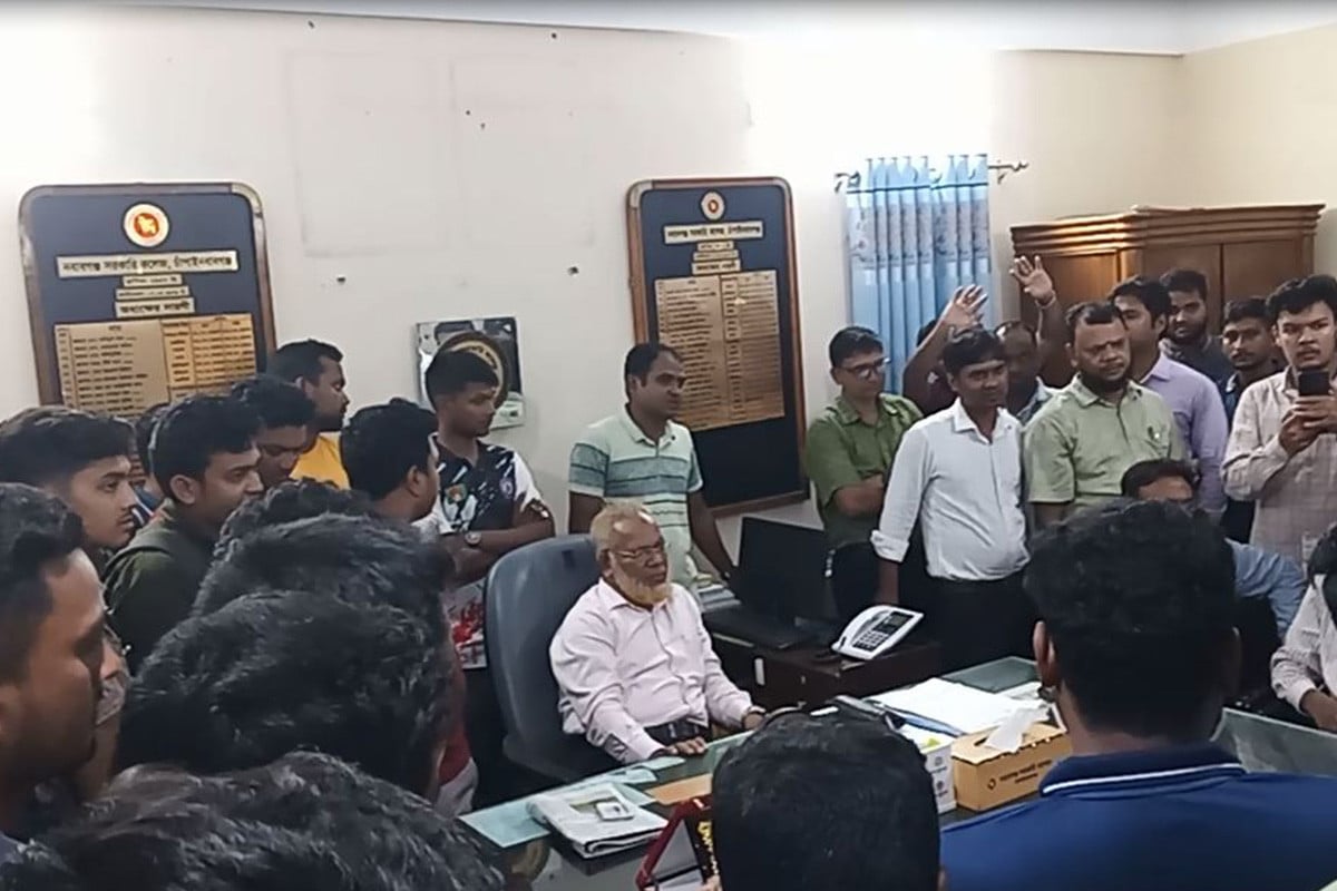 অনিয়মের অভিযোগে চাঁপাইনবাবগঞ্জ সরকারি কলেজের অধ্যক্ষ অবরুদ্ধ