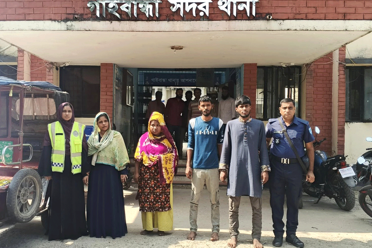 অটো ছিনতাইয়ের সময় ধরা পড়লেন দুই নারীসহ চার ছিনতাইকারী