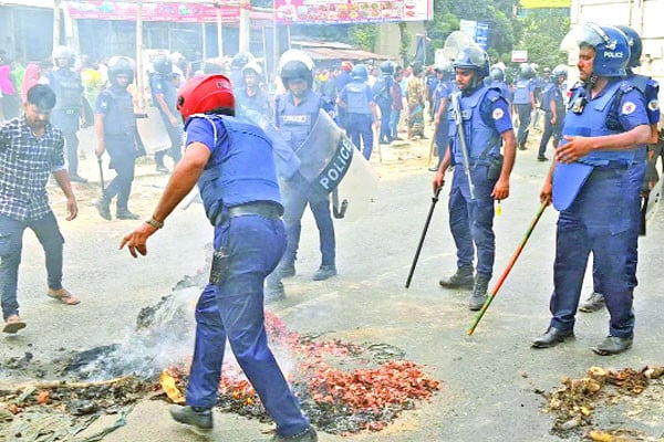 কারখানা খুলে দেওয়ার দাবিতে শ্রমিক বিক্ষোভ