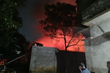 শ্রীপুরে ঝুট গুদামে আগুন