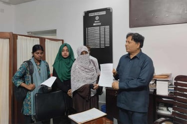 বোরকা নিয়ে রাবি শিক্ষকের বিতর্কিত মন্তব্য, শাস্তির দাবি জানাল রাকসু