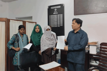রাবি শিক্ষকের বিতর্কিত মন্তব্য, শাস্তির দাবি জানাল রাকসু