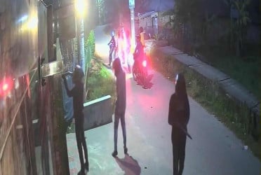 খুলনায় দুই বাড়িতে গুলিবর্ষণ, এলাকায় আতঙ্ক