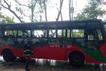 বরিশালে বিআরটিসির যাত্রীবাহী বাসে আগুন