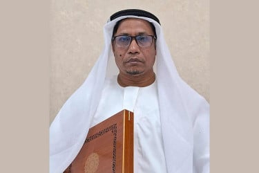 বোরকা বিতর্কে জোব্বা পরে কোরআন হাতে ক্লাস নিয়ে আরেক শিক্ষকের প্রতিবাদ
