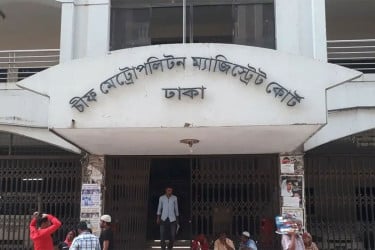জামায়াতের আইনজীবীর হেনস্তার শিকার তিন সাংবাদিক, কারাগারে পাঠাতে চাইলেন বিচারক