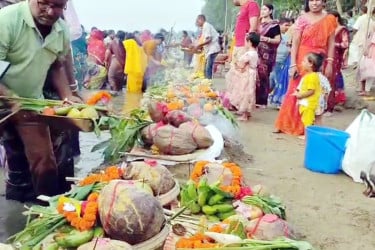 পুনর্ভবা নদীর তীরে ছটপূজা