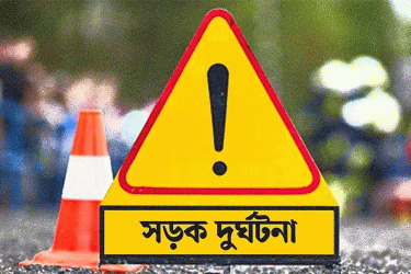 পাবনায় সড়কে প্রাণ গেল ভ্যানচালকের
