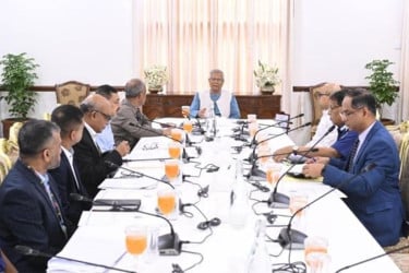 নির্বাচনে স্বচ্ছতা নিশ্চিতে দ্রুত বডি-অন-ক্যামেরা ক্রয়ের নির্দেশ প্রধান উপদেষ্টার