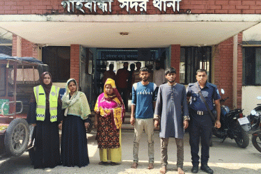 অটো ছিনতাইয়ের সময় ধরা পড়লেন দুই নারীসহ চার ছিনতাইকারী