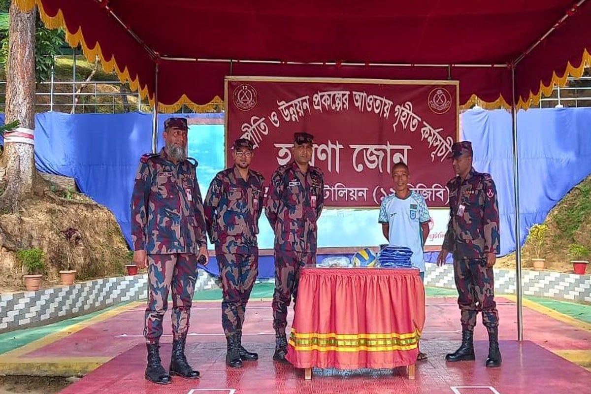 পাহাড়ের সুবিধাবঞ্চিতদের সহায়তা দিল বিজিবি